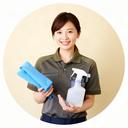 賃貸清掃を担当する女性スタッフが道具を手に立っている
